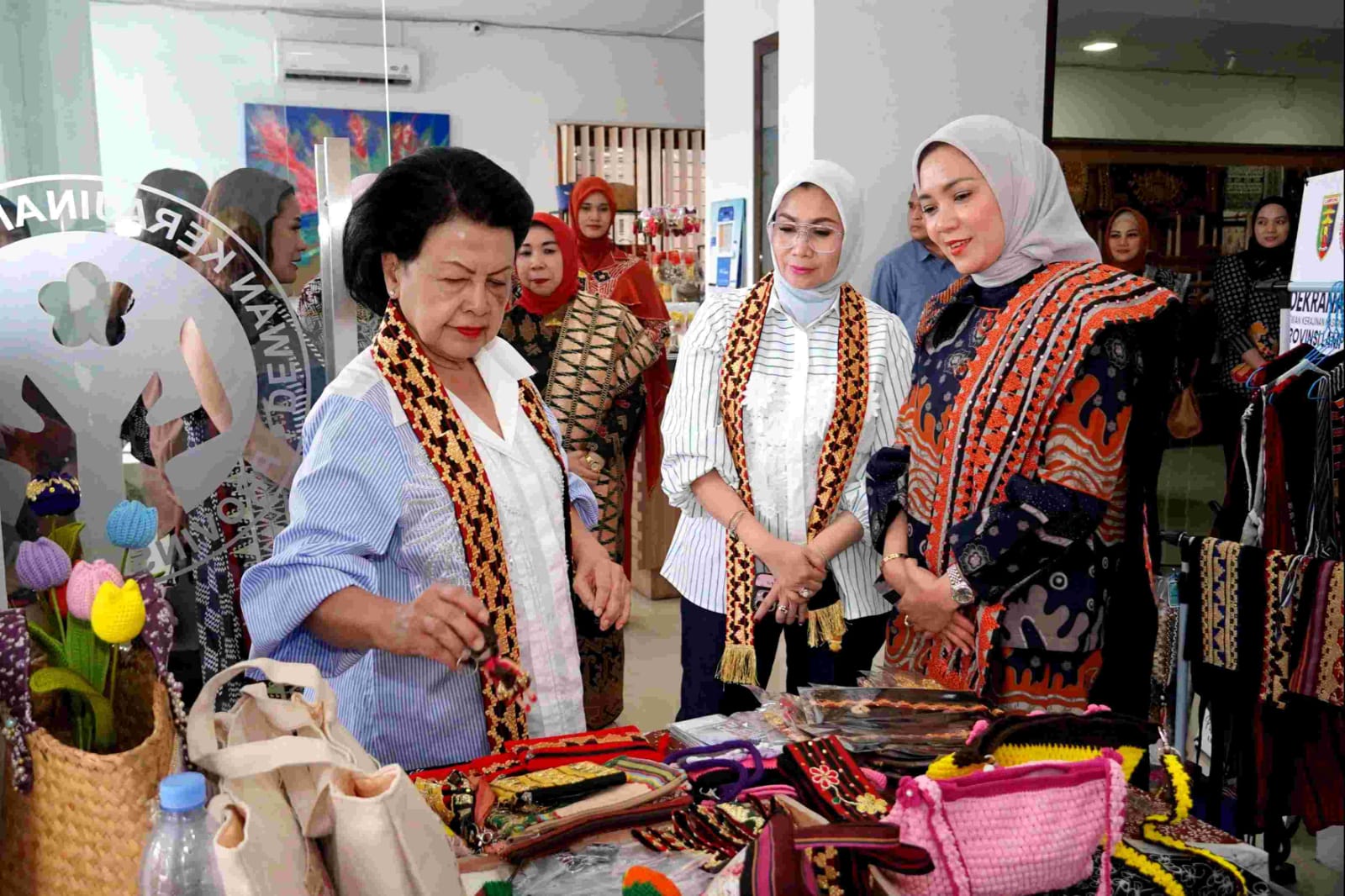 Lampung Dapat Kehormatan, Ketua Umum IAD Kunjungi Dekranasda dan Apresiasi Wastra Lokal