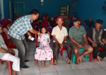 Hidayat Peratin Bandar Pugung Salurkan BLT-DD 8 bulan sekaligus kepada 39 Keluarga Penerima Manfaat (KPM)