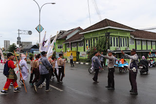 Sat Lantas Polres Tanggamus dan Polsek Kota Agung beserta Dishub kabupaten Tanggamus Amankan Karnaval Paud, TK Dan SD ,di HUT ke-80 RI