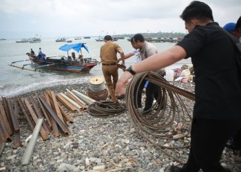 Tim Ekspedisi Perbaikan Jembatan Gantung Tempuh 5 Jam di Laut menuju Pekon Tampang Muda