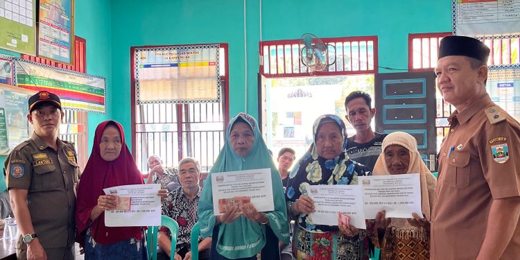 Pekon Way Batang Kecamatan Lemong Salurkan BLT-DD Tahap 2 Tahun 2025