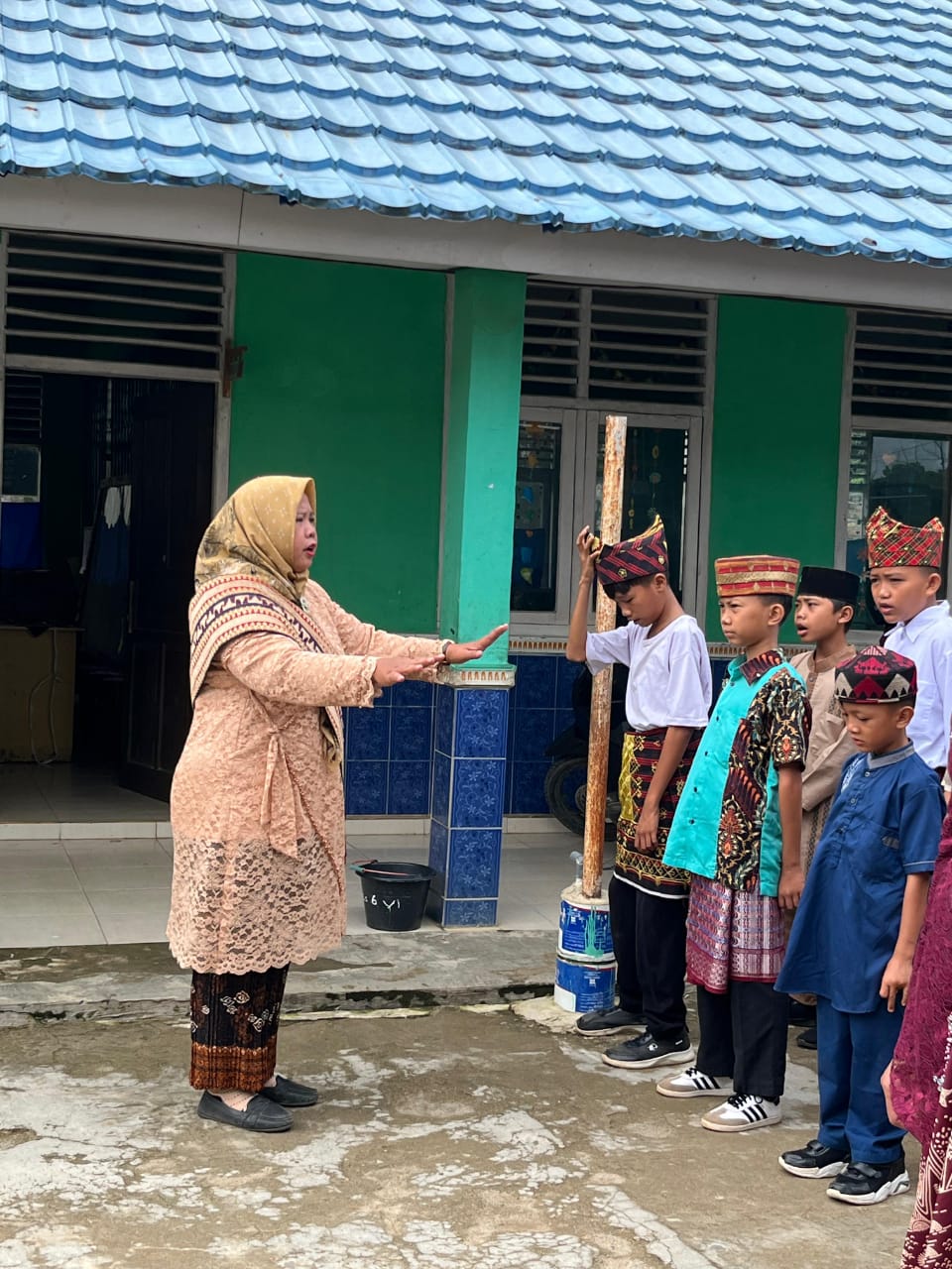 HUT PGRI KE 80 DAN PERINGATAN HARI GURU NASIONAL TAHUN 2025 ,SDN 01 TIUH BALAK UPACAR DENGAN TEMA PAKAIAN TRADISIONAL NUSANTARA
